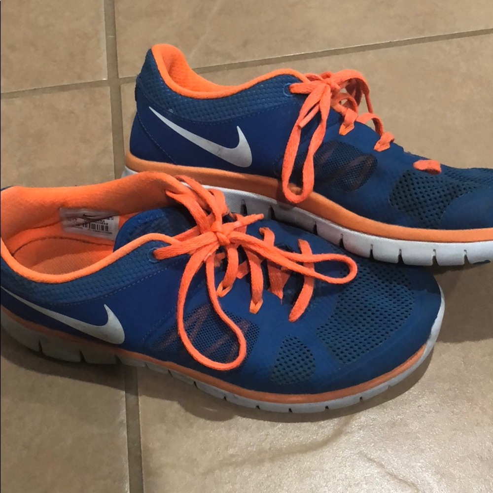 Nike shoes ! Size 7Y